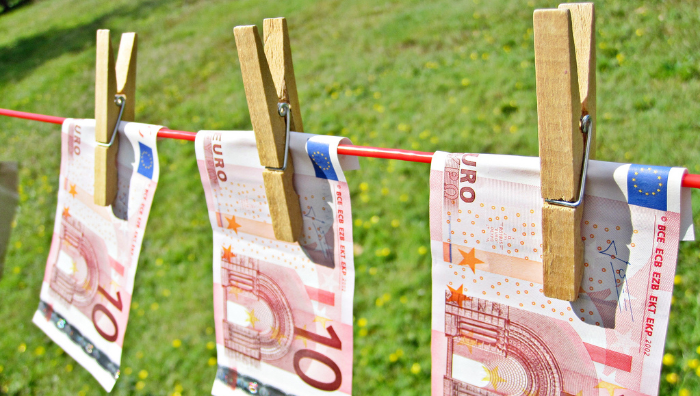 Bridging the gap between eIDAS and Anti-Money Laundering Directives
